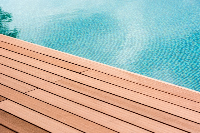 Tips voor het laten bouwen van een houten zwembadterras in Veenendaal