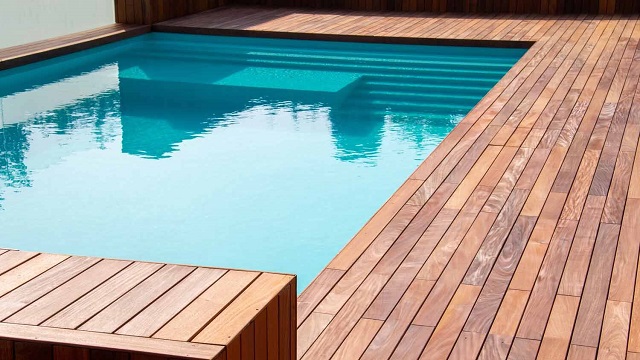 Tips voor het laten plaatsen van een houten zwembadterras in Haarlem