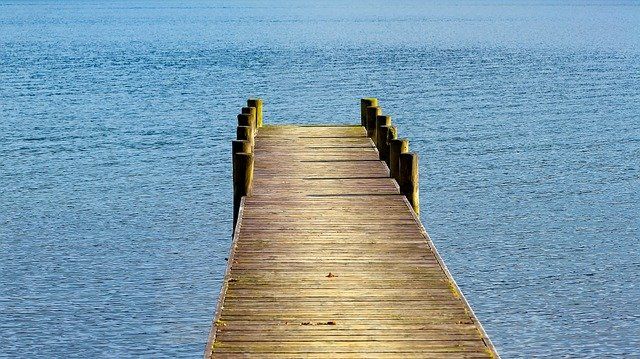 Houten steigers laten aanleggen/ plaatsen/ bouwen/ maken