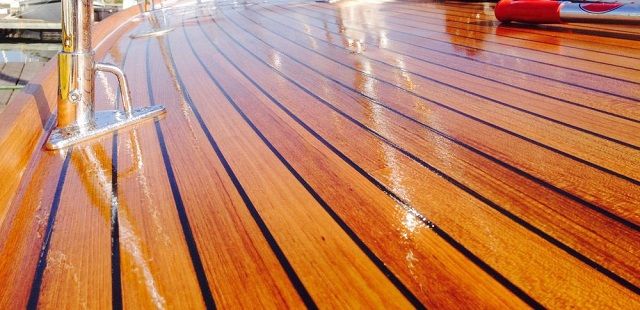 Alicante yacht maintenance: Refurbishing teak deck rubber seams 