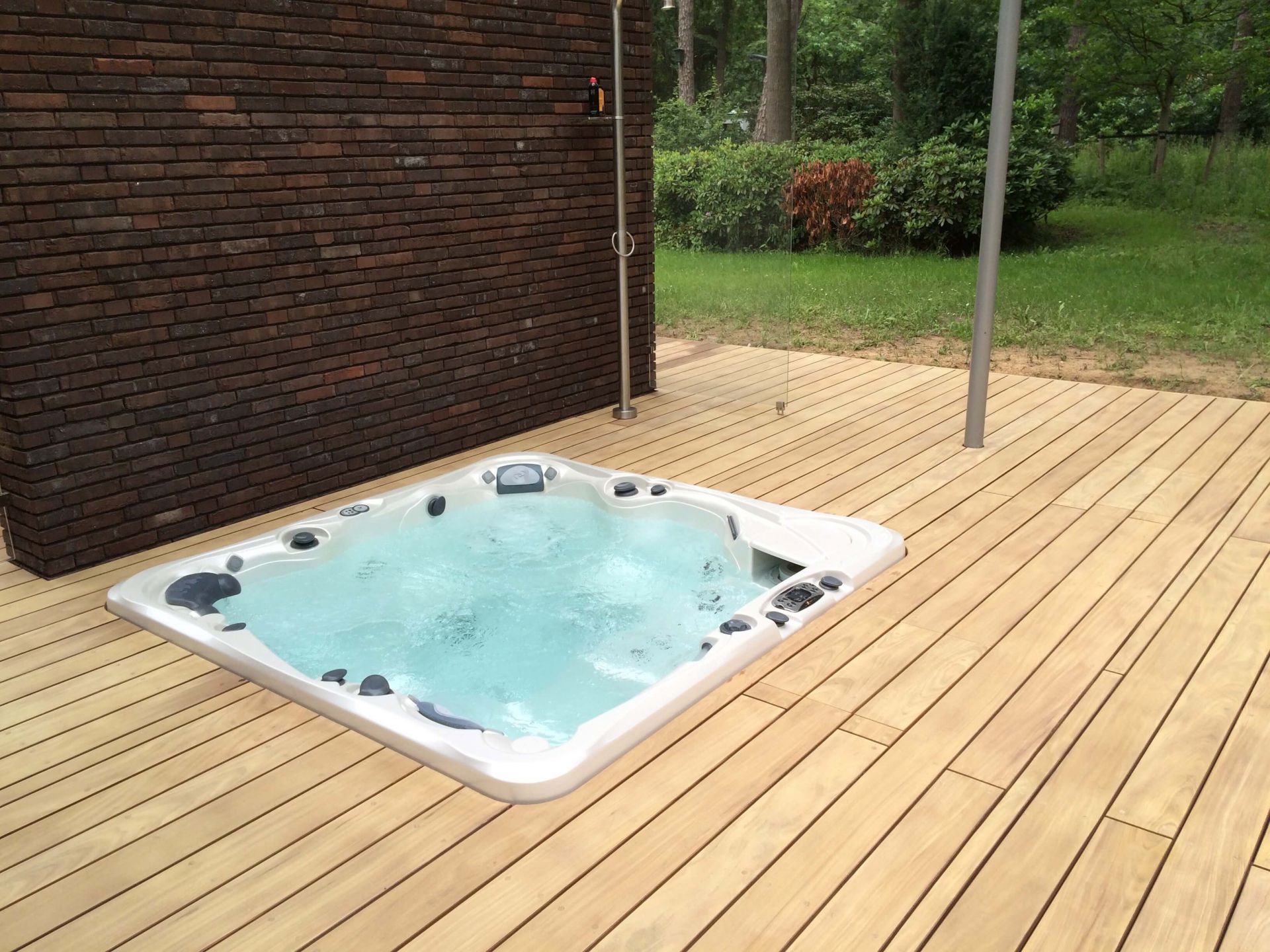 Zwembad/Jacuzzi terrassen Buitenschrijnwerk.eu